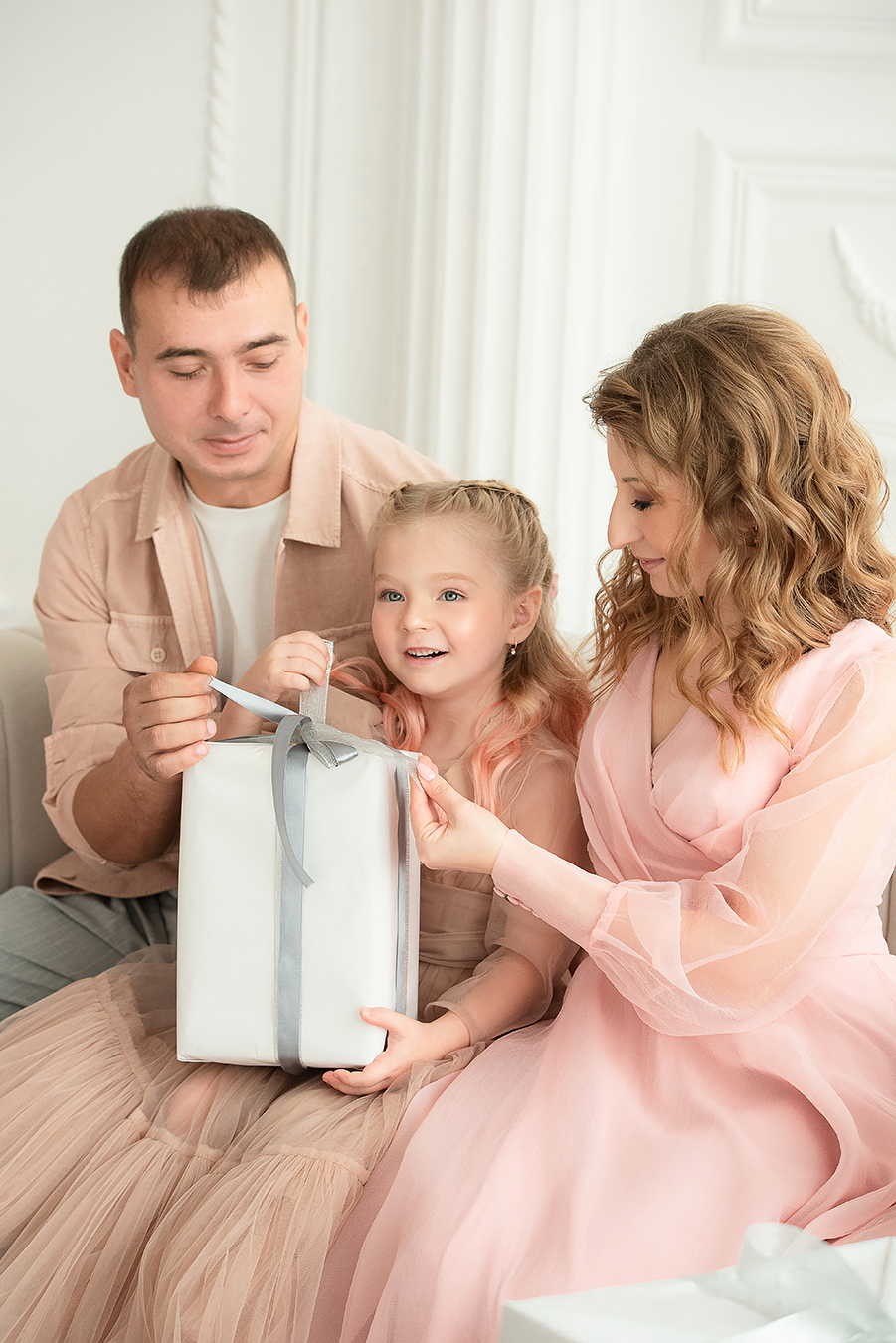Ein Familienmoment mit einem Geschenk
