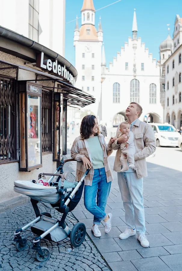 Family photograph with a view of the Old Town Hall by Munich’s Marienplatz.