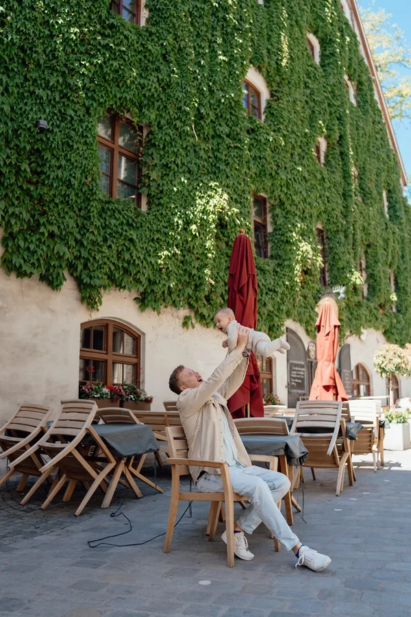 A family moment in front of the ivy-covered Pfistermühle façade.