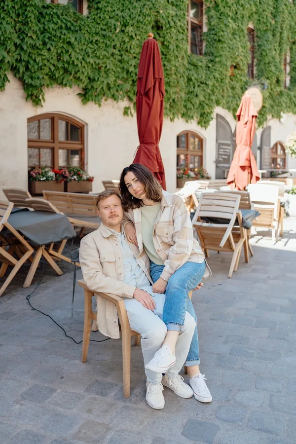 Couple portrait beside the windows and red parasols of the Pfistermühle.